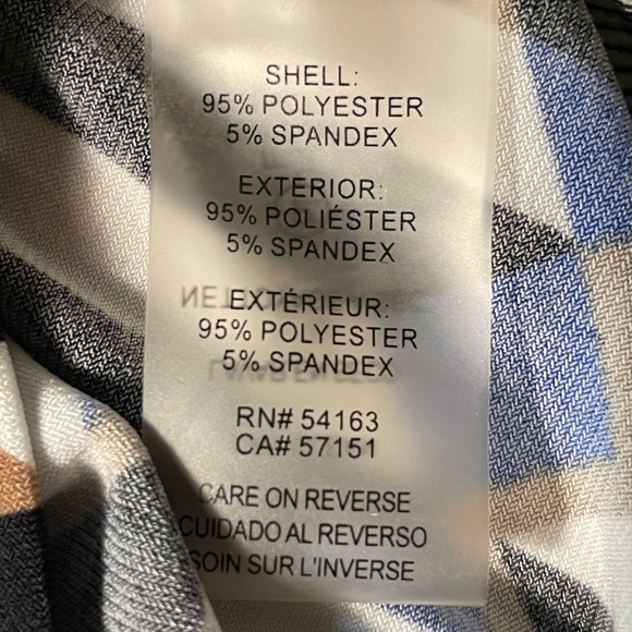 Sleeveless blouse with open pleats at neck and a small button on the back. - Picture 4 of 6